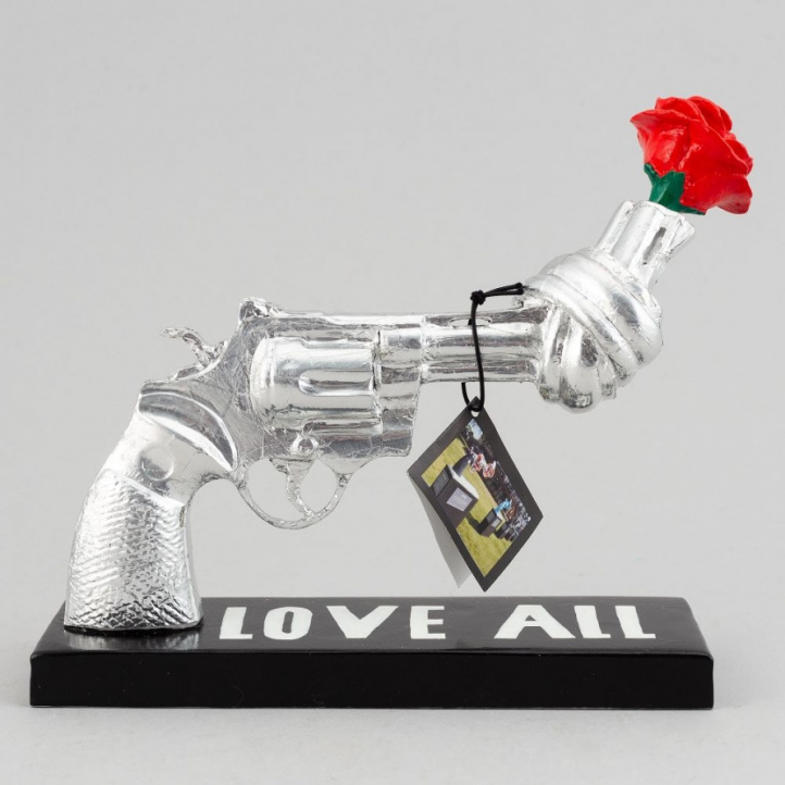 Love all By Jonas Åkerlund in the group Gallery / Themes / Anti-war art at NOA Gallery (200225_2899)